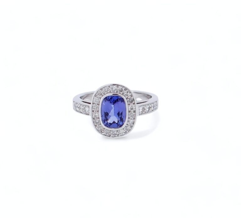 Bague tanzanite coussin, diamants monture or blanc 18 carats