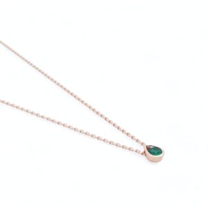 collier solitaire en or rose serti d une emeraude ronde sur une forme de goutte