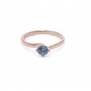 Solitaire en or rose 18 carats avec zircon bleu naturel