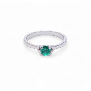 monture or blanc 18 carats solitaire avec une emeraude ronde de4 mm