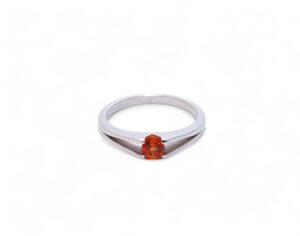 solitaire grenat spessartite rond serti semi clos monture en or blanc 18 carats