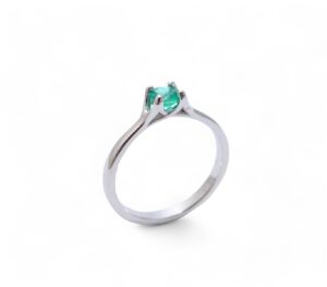 solitaire emeraude ronde 4 mm serti griffes monture en or blanc 18 carats