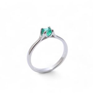 solitaire emeraude ronde 4 mm serti griffes monture en or blanc 18 carats