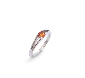 solitaire grenat spessartite rond serti semi clos monture en or blanc 18 carats fabrication francaise joaillier createur