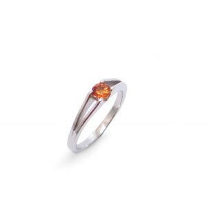 solitaire grenat spessartite rond serti semi clos monture en or blanc 18 carats fabrication francaise joaillier createur
