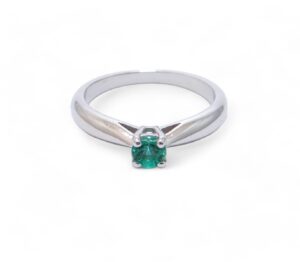 solitaire emeraude monture or blanc 18 carats serti sur 4 griffes