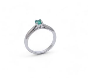 solitaire emeraude monture or blanc 18 carats serti sur 4 griffes fabrication francaise