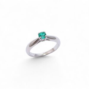 solitaire emeraude monture or blanc 18 carats serti sur 4 griffes joaillier de nantes