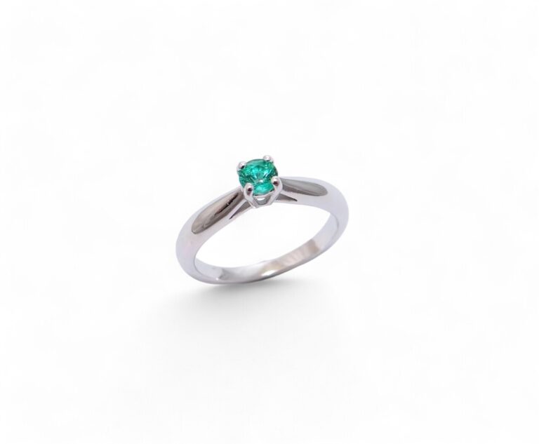 Solitaire émeraude  or blanc 18 carats classique