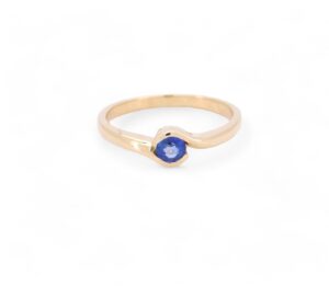 solitaire saphir ceylan serti clos monture en or jaune 18 carats