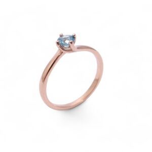 Solitaire en or rose 18 carats avec zircon bleu naturel, création artisanale unique, parfaite pour fiançailles, cadeaux ou simplement se faire plaisir.