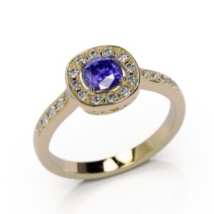 bague tanzanite coussin 5/5 mm et serti de diamants autour et sur le corps de bague monture en or jaune 18 carats une bague de fiancaille bague d anniversaire jaoillier créateur