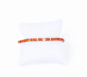 Bracelet en agate orange et diamant naturel sur fond neutre – bijou élégant en pierre fine et gemme précieuse.