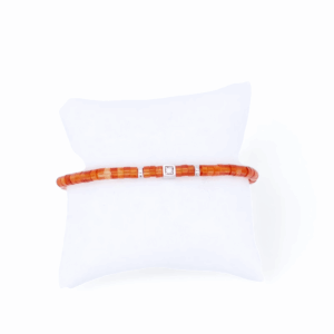 Bracelet en agate orange et diamant naturel sur fond neutre – bijou élégant en pierre fine et gemme précieuse.