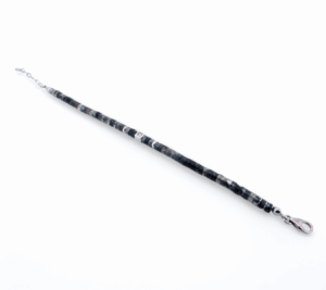 Bracelet en argent orné d’agate et de serpentine avec un diamant, création artisanale élégante.