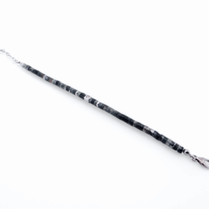 Bracelet en argent orné d’agate et de serpentine avec un diamant, création artisanale élégante.