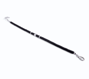 Bijou raffiné : bracelet en argent avec pierre noire centrale et détails en diamant
