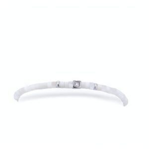 Bijou haut de gamme : bracelet en nacre blanche et diamants, idéal pour un cadeau précieux