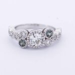 Création unique en or blanc avec saphir vert et diamants, réalisée dans un atelier de joaillerie artisanale.