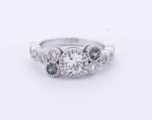 Création unique en or blanc avec saphir vert et diamants, réalisée dans un atelier de joaillerie artisanale.