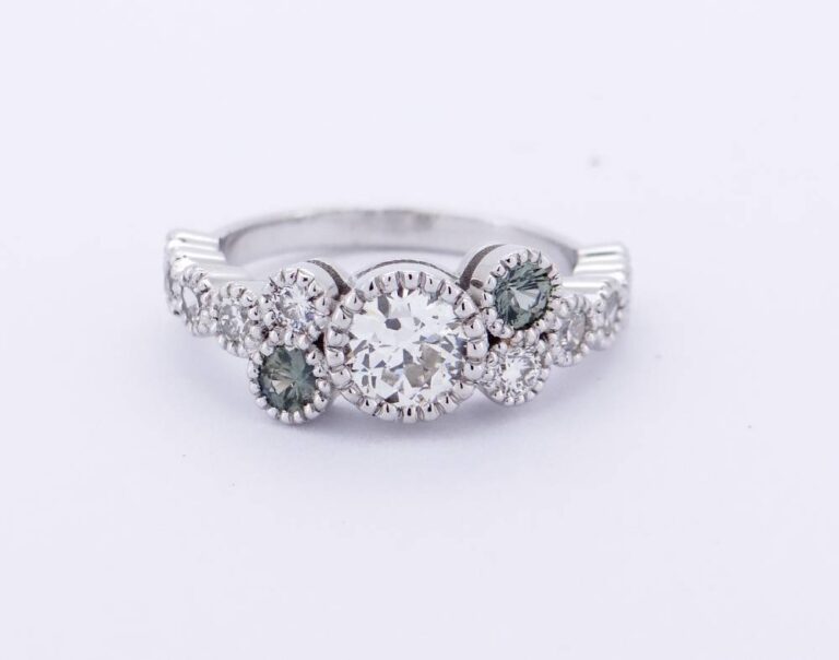 Création unique en or blanc avec saphir vert et diamants, réalisée dans un atelier de joaillerie artisanale.