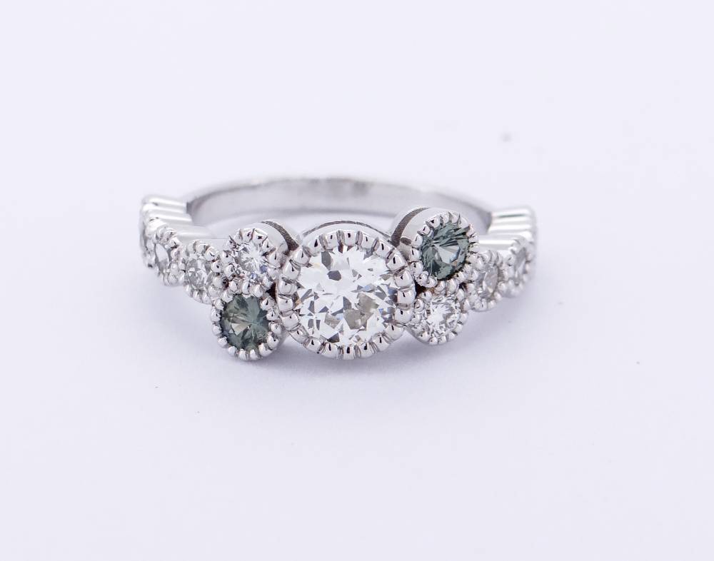 Création unique en or blanc avec saphir vert et diamants, réalisée dans un atelier de joaillerie artisanale.