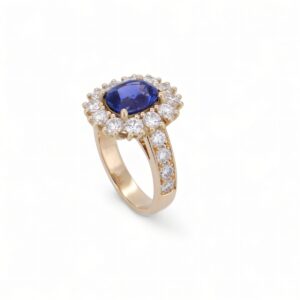 Bague en or jaune 18 carats ornée d’un saphir de Ceylan de 3 carats, accompagnée de diamants ronds en serti délicat – création joaillière artisanale.