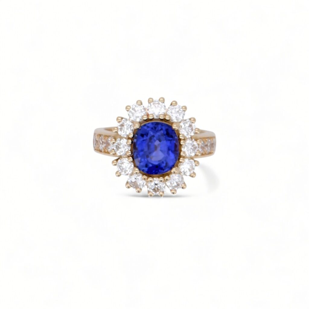 Élégante bague en or jaune 18K avec un saphir bleu de Ceylan de 3 carats au centre, entouré de diamants ronds scintillants – bijou de luxe fait main.