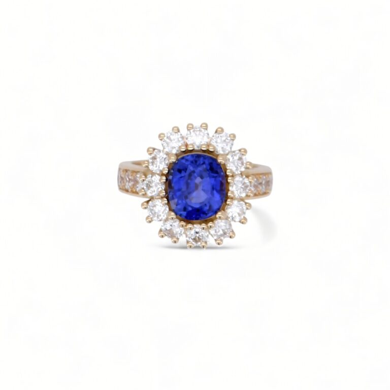 Élégante bague en or jaune 18K avec un saphir bleu de Ceylan de 3 carats au centre, entouré de diamants ronds scintillants – bijou de luxe fait main.
