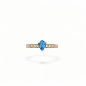 bague de fiançailles au centre une topaze bleue et sur le corps 6 diamants serti