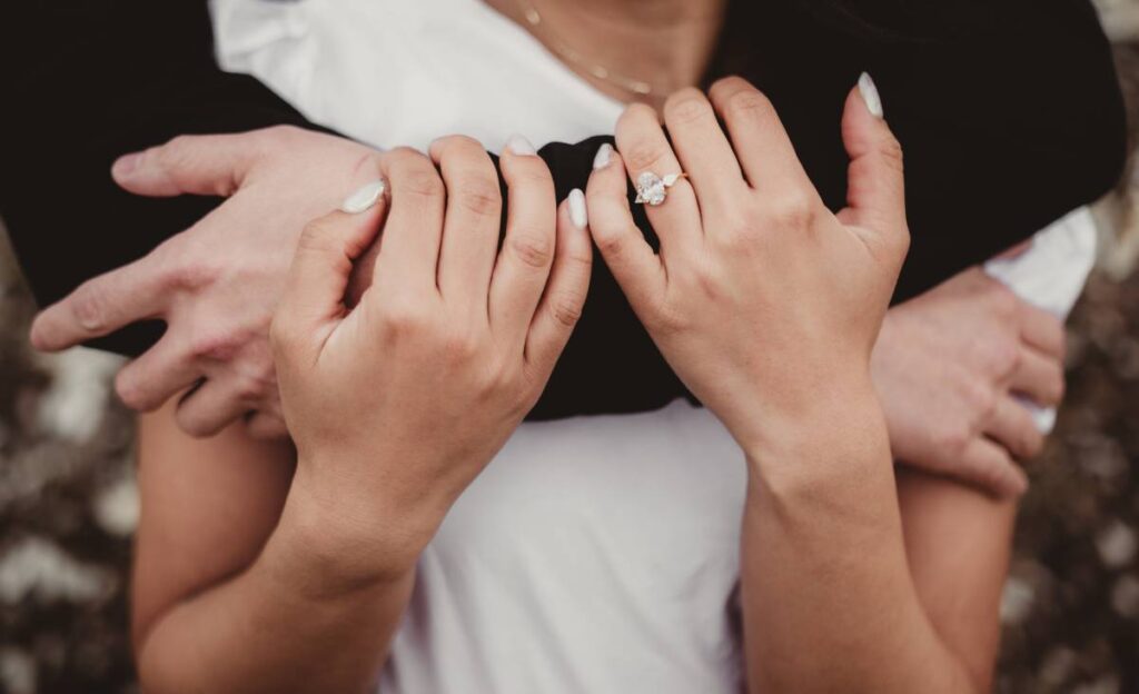 bague de fiancaille portée au doigt de la future mariée