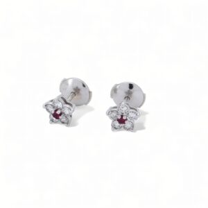 Paire de puces d’oreilles fleur en or blanc, diamants ronds et rubis central.