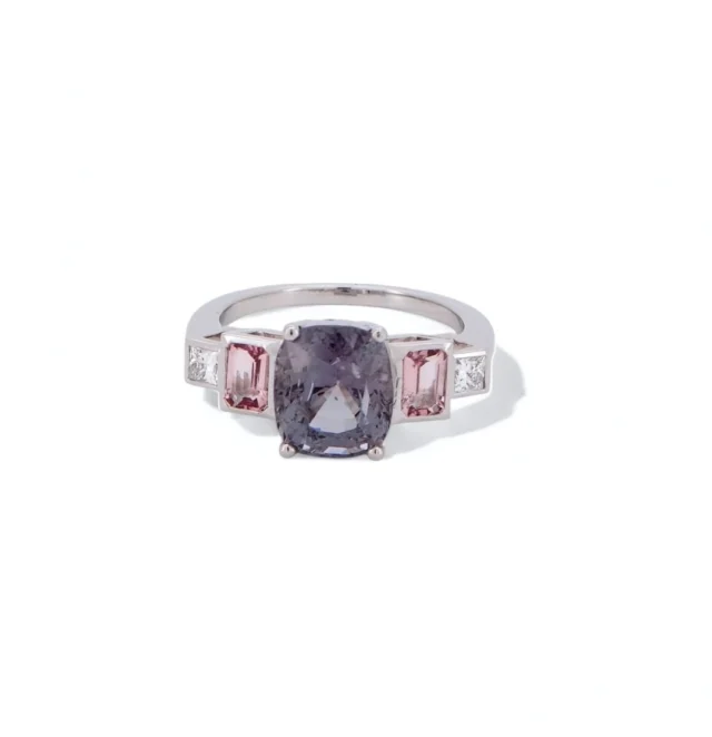 Créer une bague de fiançailles en platine est toujours une aventure humaine et artistique. Lorsque ce couple venu de Paris m’a confié leur projet, j’ai immédiatement senti l’importance de cette création pour eux. Ils m’ont apporté eux-mêmes de magnifiques pierres précieuses : une spinelle gris violet de 3,4 carats, deux tourmalines roses, et deux diamants éclatants. Mon rôle ?
#Spinelle

https://bit.ly/4inMYIM